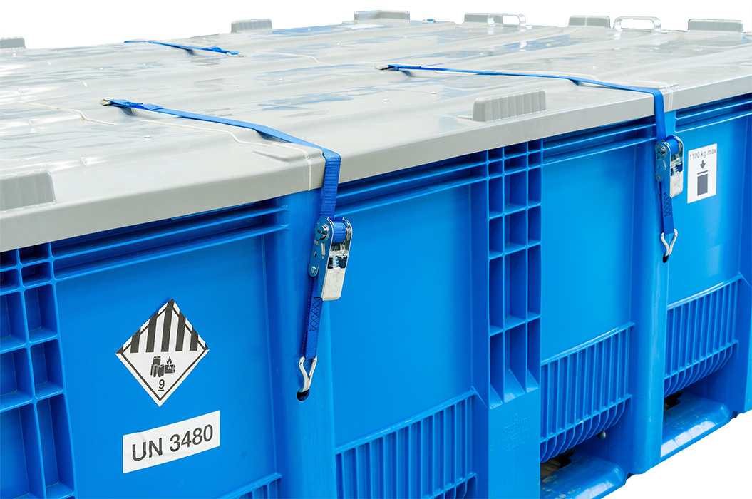 Blaue Kunststoffkiste mit grauem Deckel und UN 3480 Gefahrgutkennzeichnung.