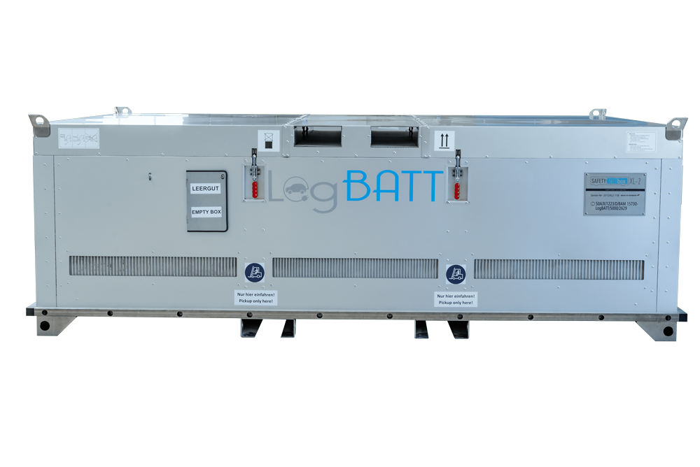 Große silberne Logistikbox mit blauem LogBATT Logo und mehreren Warnhinweisen