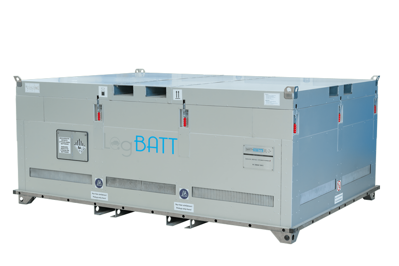 Ein großer silbergrauer Container mit blauer LogBATT Aufschrift und mehreren Lüftungsschlitzen
